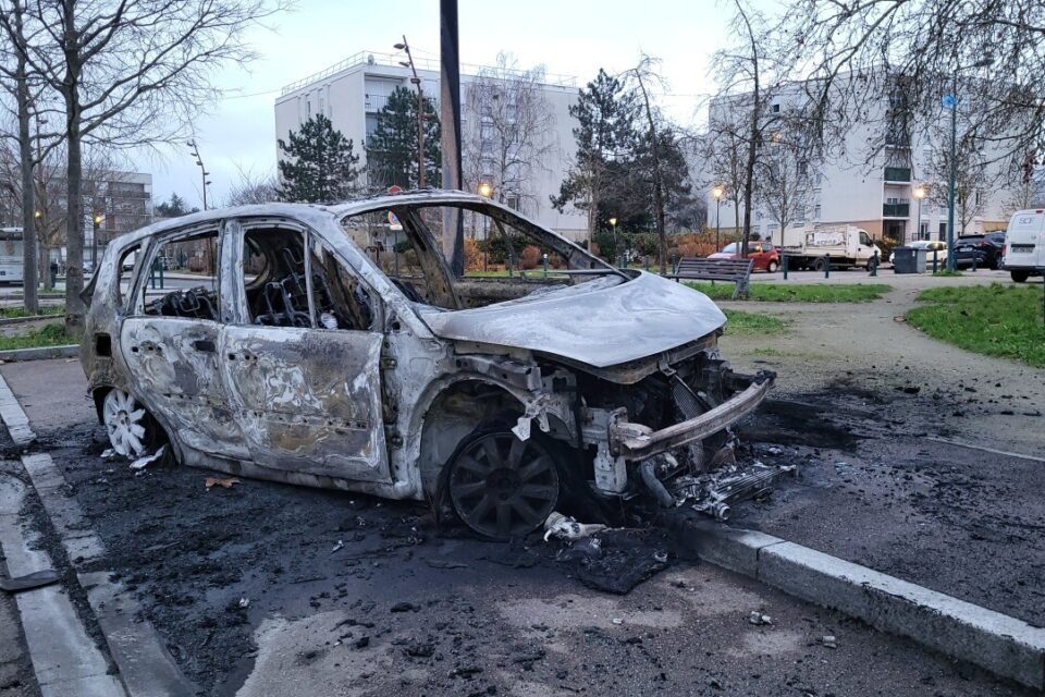 🇫🇷Francja: Yvelines. Ok. 50 spalonych samochodów w sylwestrową noc