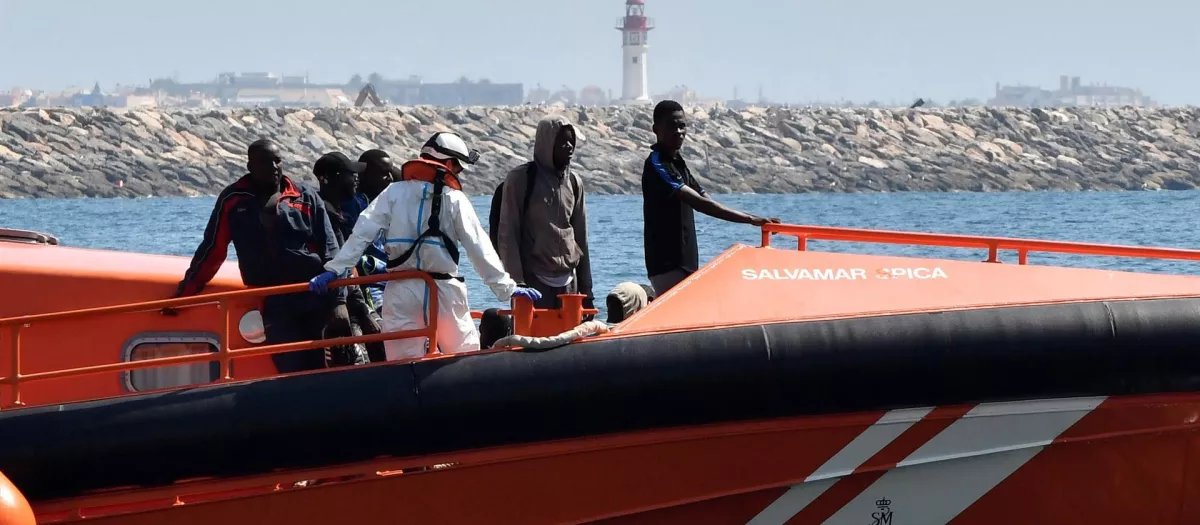🇪🇸Hiszpania: Almería. Dwaj nielegalni imigranci ranili policjantów po przechwyceniu na łodzi
