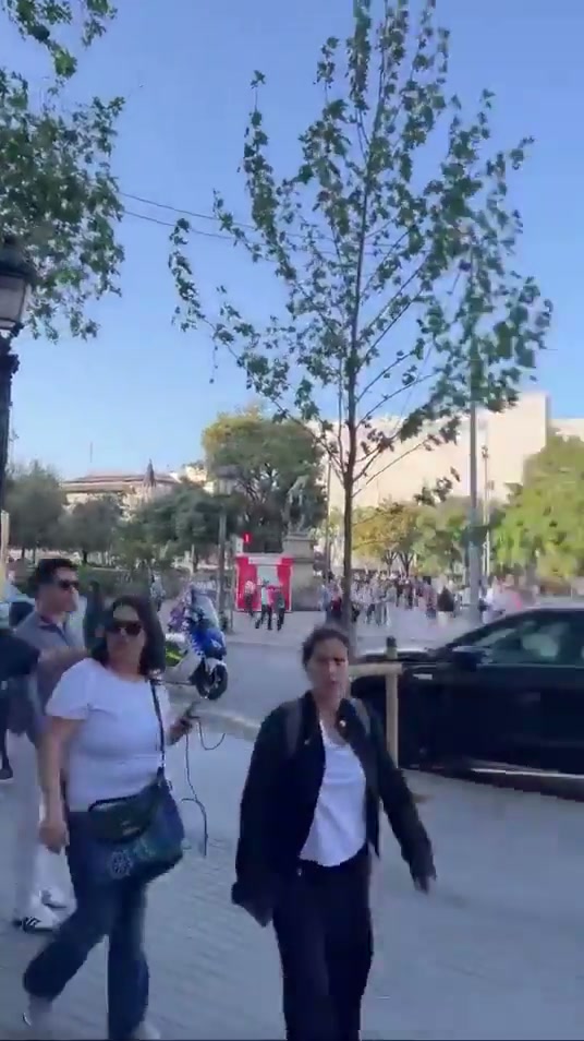 🇪🇸Hiszpania: Barcelona. Atak nożem na Plaça de Catalunya i seria napaści w mieście