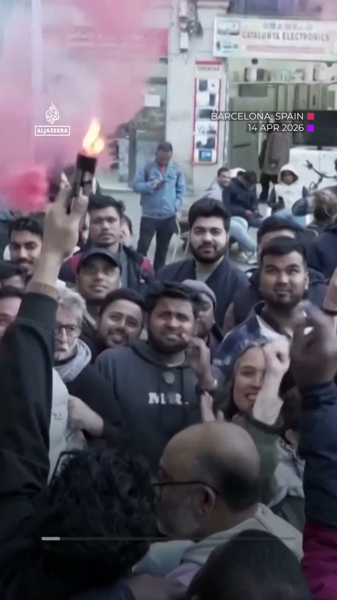 🇪🇸Hiszpania: Barcelona. Bangladescy imigranci świętują zapowiedź masowej legalizacji pobytu