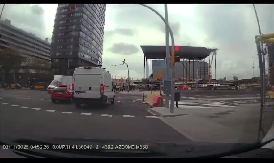 🇪🇸Hiszpania: Barcelona. Cudzoziemiec zdemolował taksówkę płytą betonową