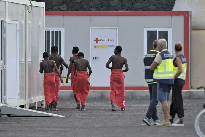 Hiszpania: El Hierro. Sędzia nakazał deportację 85 z 119 migrantów z cayuco