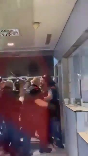 🇪🇸Hiszpania: Girona. Kolejna noc zamieszek w Font de la Pólvora – podpalone kontenery i kamienie w Mossos