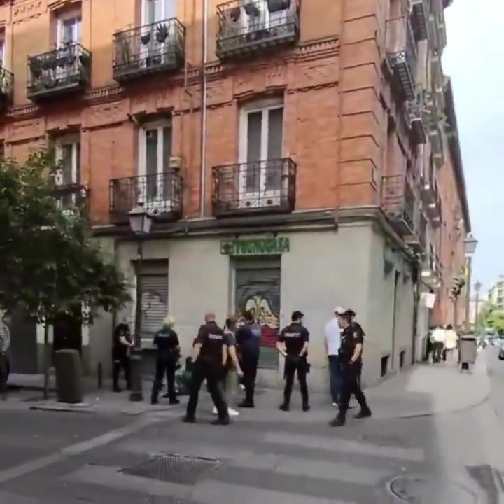 🇪🇸Hiszpania: Madryt. Uderzał głową o ścianę aby oskarżyć funkcjonariuszy o przemoc