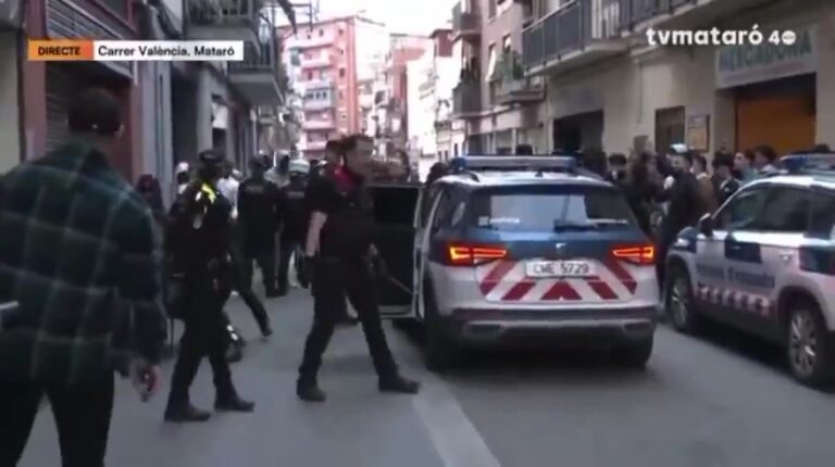 Hiszpania: Mataró. Tłum imigrantów zaatakował policję, broniąc afrykańskiego dzikiego lokatora