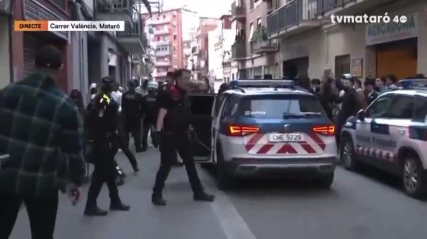 🇪🇸Hiszpania: Mataró. Tłum imigrantów zaatakował policję, broniąc afrykańskiego dzikiego lokatora
