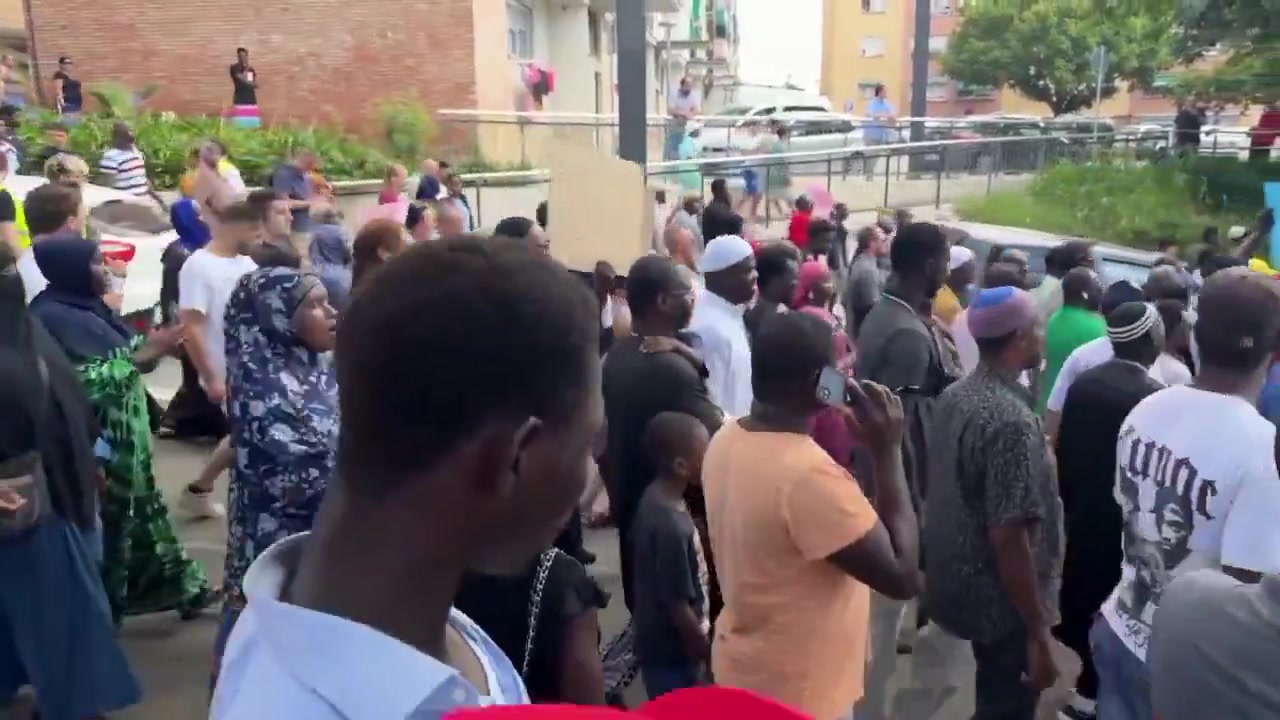 🇪🇸Hiszpania: Montornés del Vallés. Zamieszki i protest po śmierci imigranta z Gambii