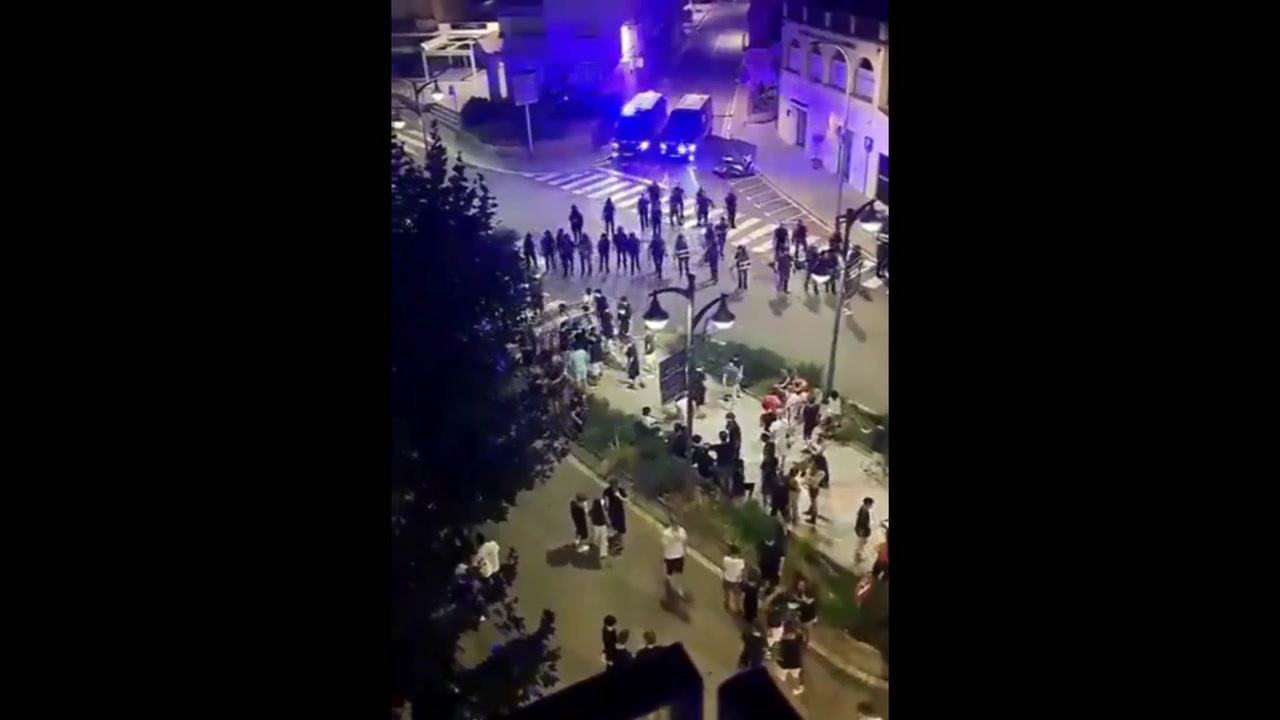 🇪🇸Hiszpania: Podczas festynu doszło do bijatyk między gangami oraz starć z policją (Llavaneres)