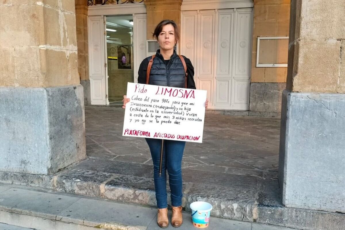 🇪🇸Hiszpania: Portugalete. Bezrobotna matka żebrze pod ratuszem, bo dziki lokator nie płaci za mieszkanie
