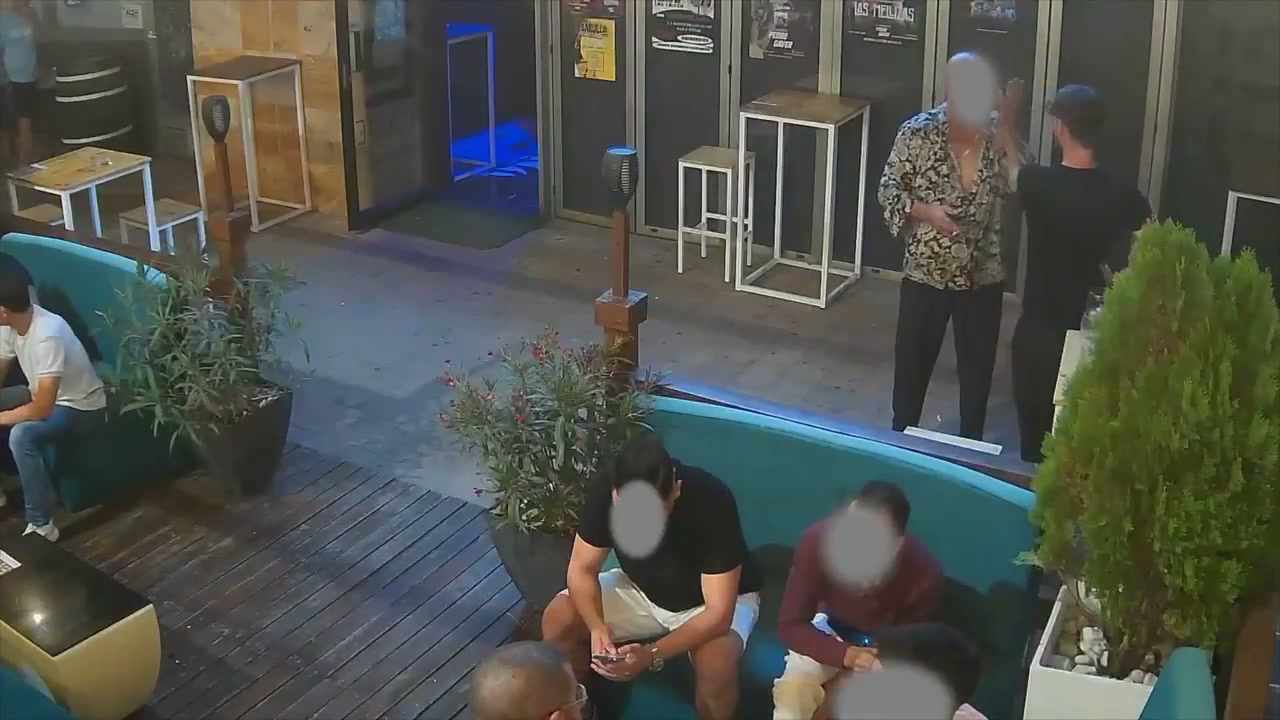 🇪🇸Hiszpania: Puerto de Mazarrón. Dwóch napastników z nożami zaatakowało 37-latka na tarasie baru