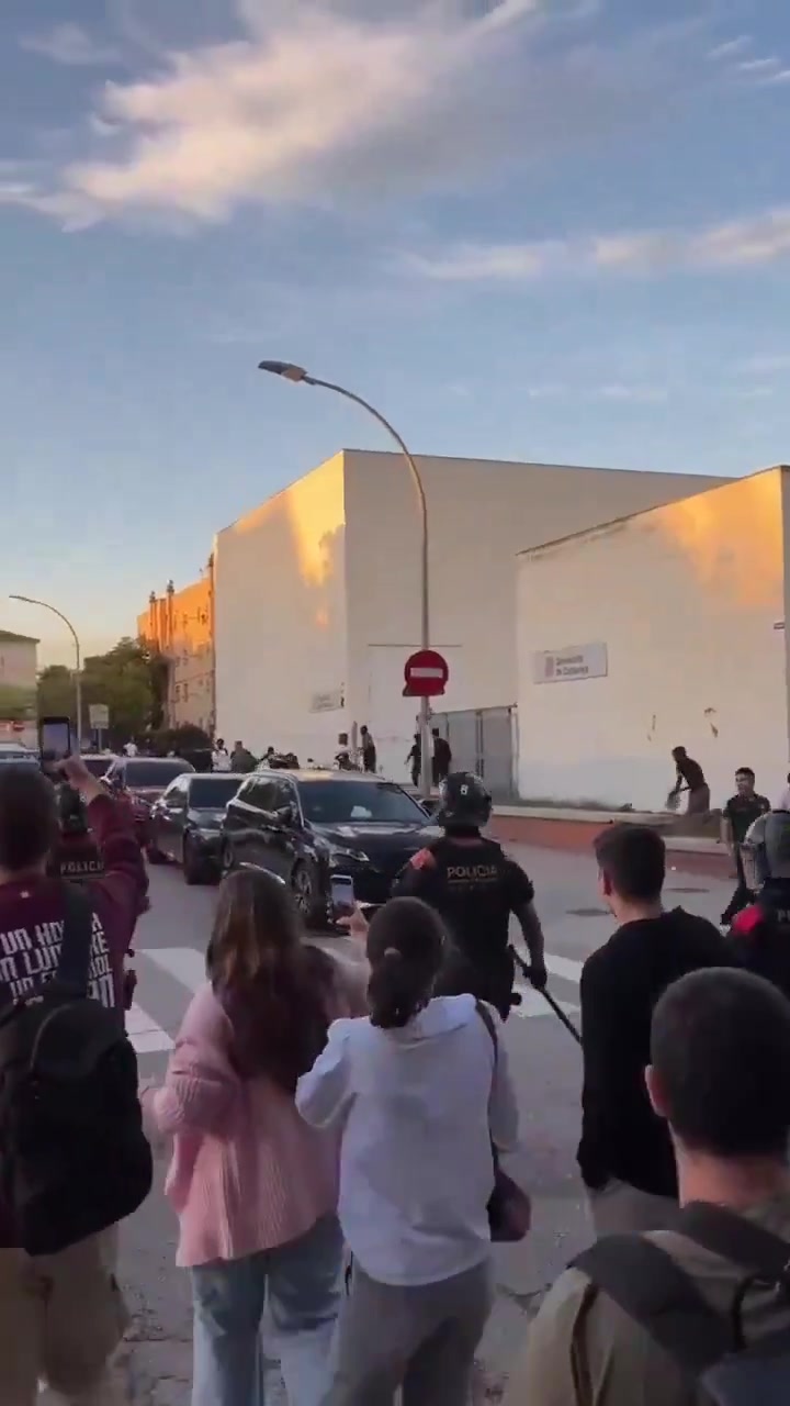 🇪🇸Hiszpania: Sabadell. Starcia podczas protestu VOX przeciw lekcjom języka arabskiego