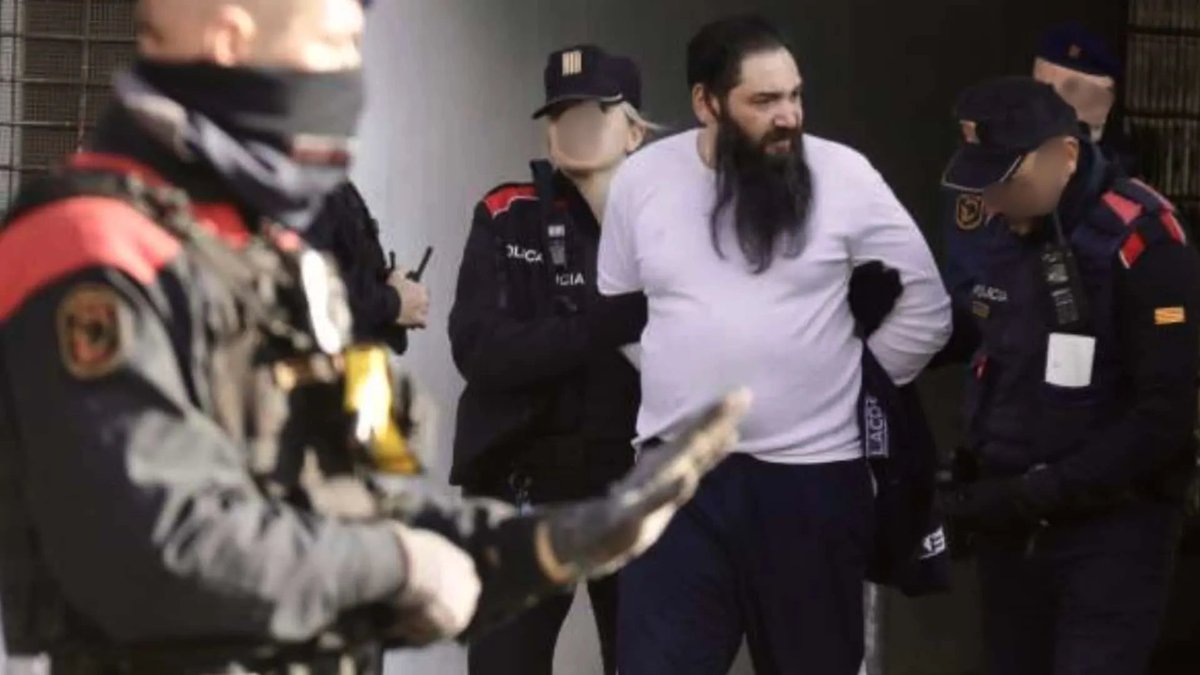 Hiszpania: Sant Adrià de Besòs. 350 policjantów rozbiło gang narkotykowy powiązany ze styczniową strzelaniną w La Mina