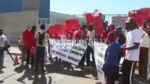 Hiszpania: Santa Cruz de Tenerife. Migranci protestują przeciw Czerwonemu Krzyżowi