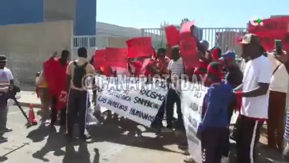 🇪🇸Hiszpania: Santa Cruz de Tenerife. Migranci protestują przeciw Czerwonemu Krzyżowi