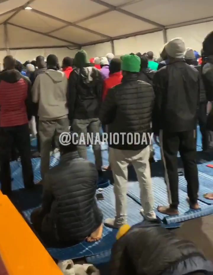 🇪🇸Hiszpania: Teneryfa. W ośrodku dla nielegalnych imigrantów Las Raíces modlitwy islamskie w namiocie