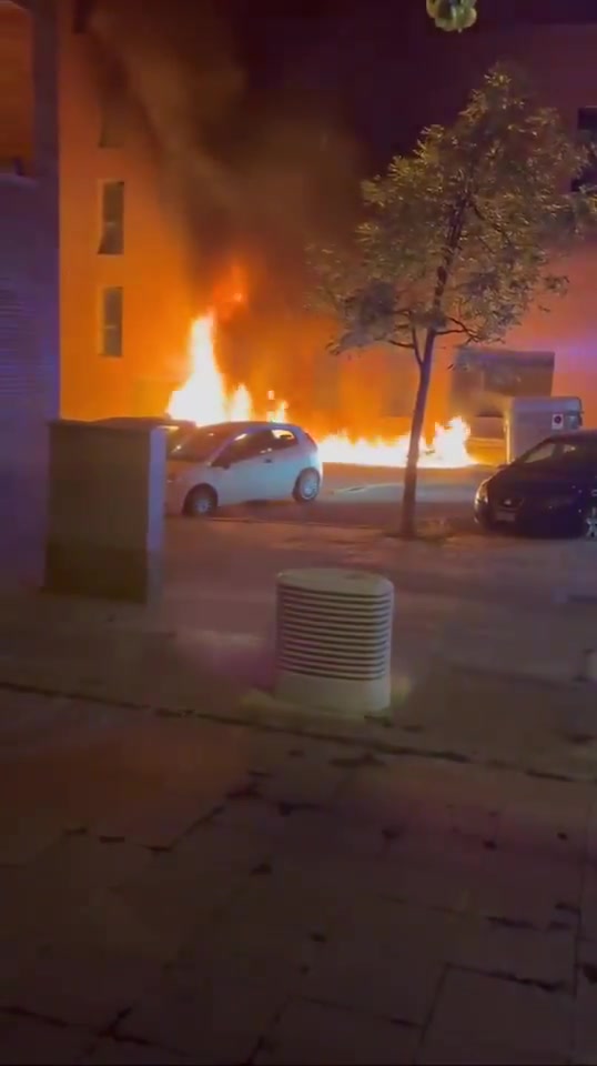 🇪🇸Hiszpania: Terrassa. Podpalenia kontenerów i samochodów