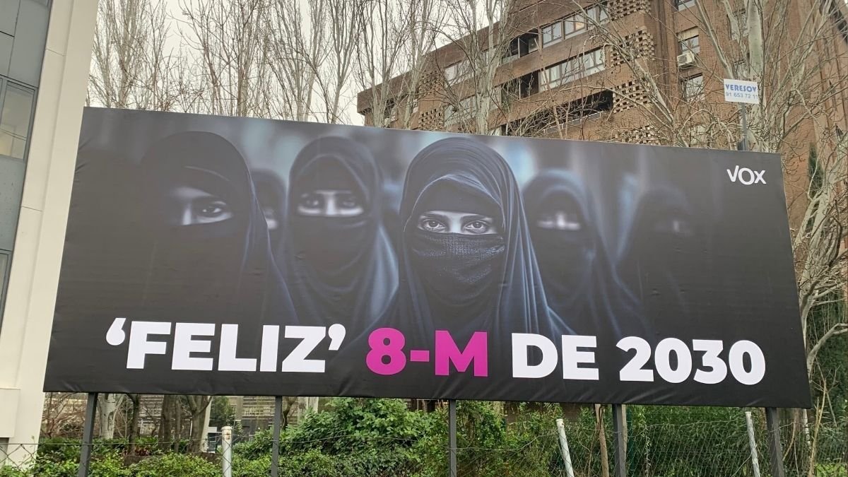 🇪🇸Hiszpania: Vox na Dzień Kobiet. Plakat „8 marca 2030” i zbiórka podpisów przeciw islamskim zasłonom
