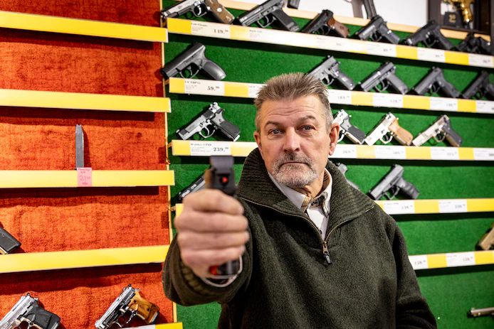 Holandia: Coraz więcej Holendrów kupuje broń do samoobrony po niemieckiej stronie granicy