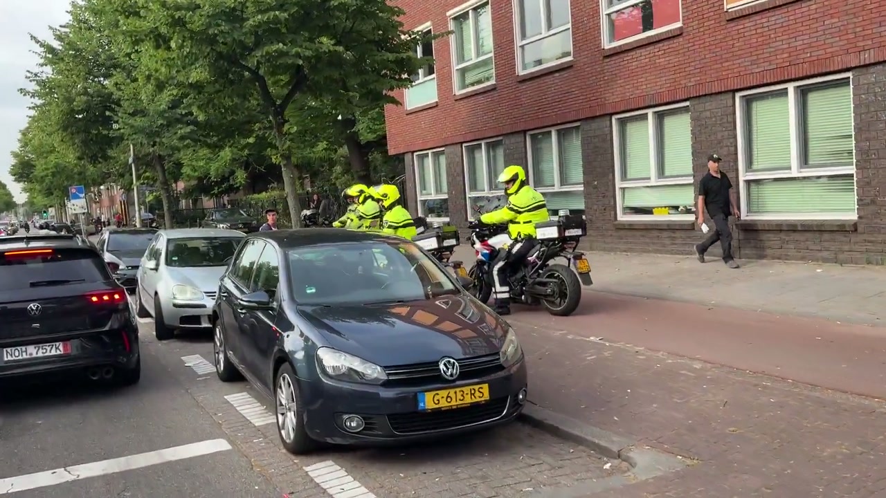 🇳🇱Holandia: Haga, Schilderswijk. Zamieszki po zwycięstwie Maroka, policja użyła armatki wodnej