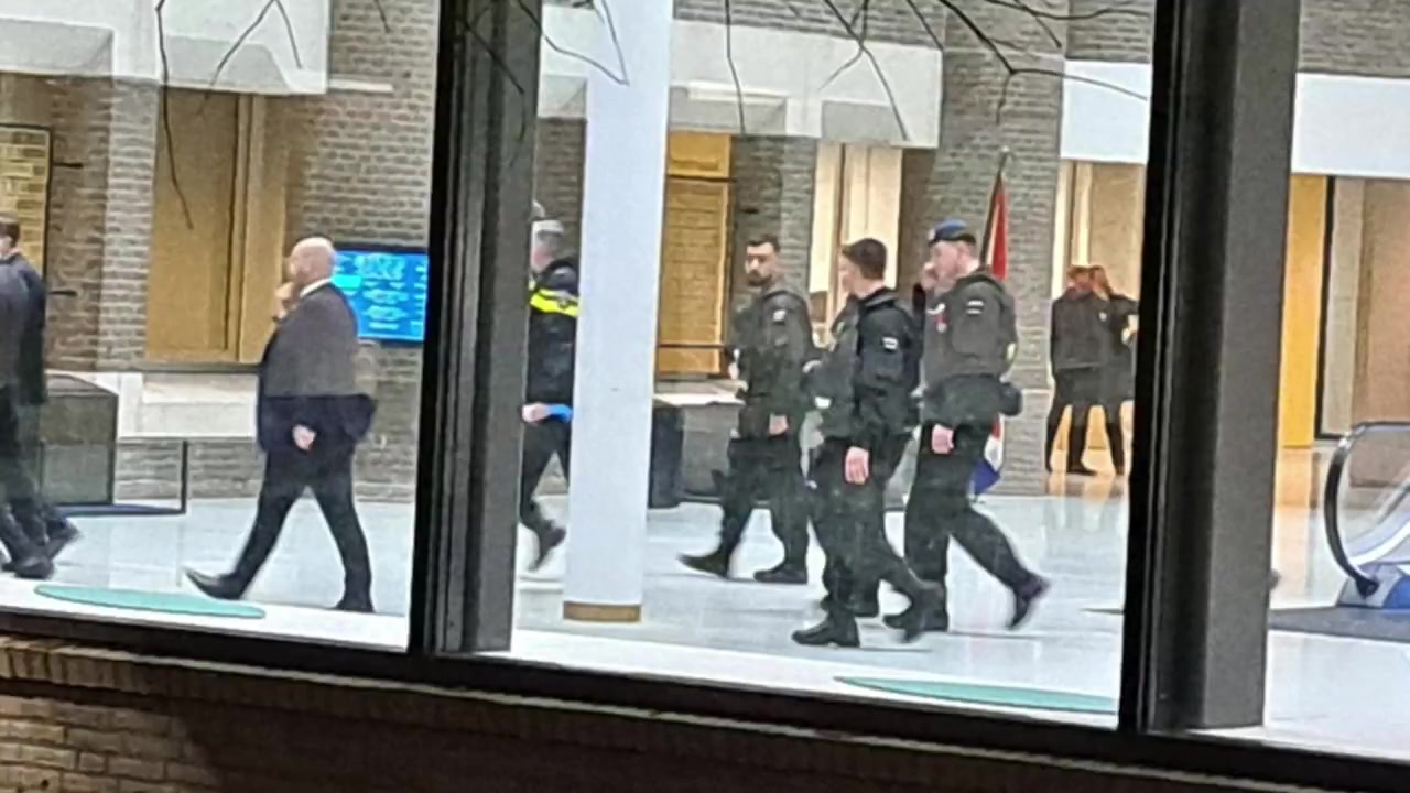 🇳🇱Holandia: Haga. Uzbrojony w nóż mężczyzna wtargnął do budynku parlamentu