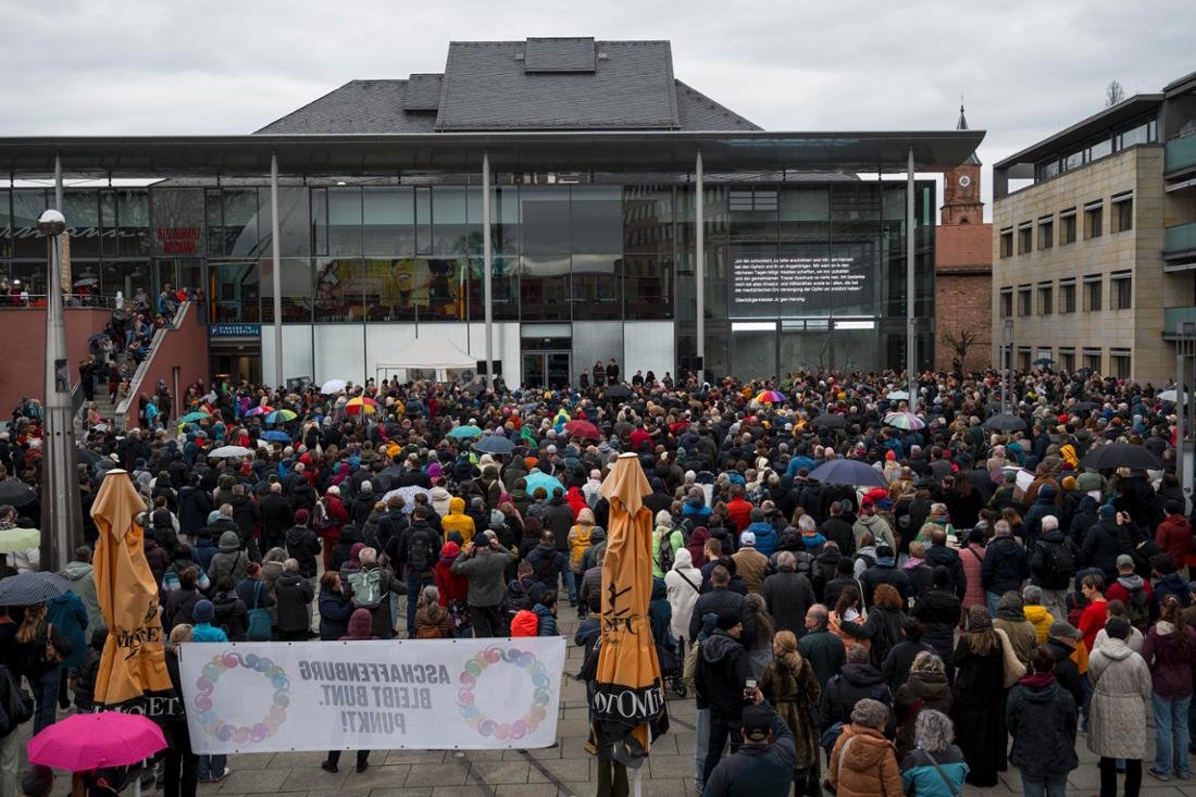 🇩🇪Niemcy: Aschaffenburg. Ok. 3 tys. osób na demonstracji przeciw przesuwaniu się Niemiec w prawo