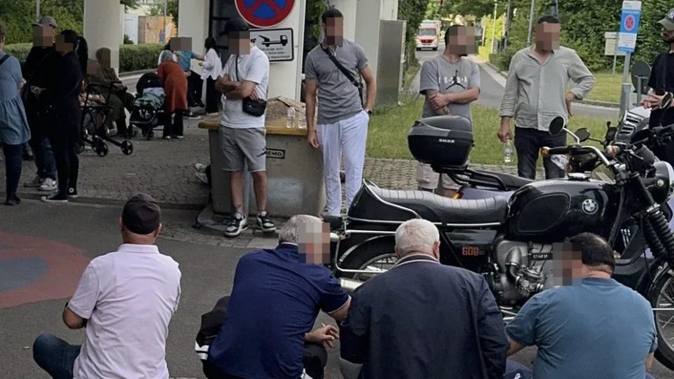 Niemcy: Berlin. 20-latek postrzelony w Neukölln, rodzina ofiary oblegała służby