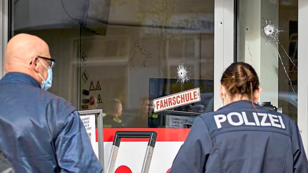 🇩🇪Niemcy: Berlin. Cztery ataki z broni palnej na sieć szkół jazdy