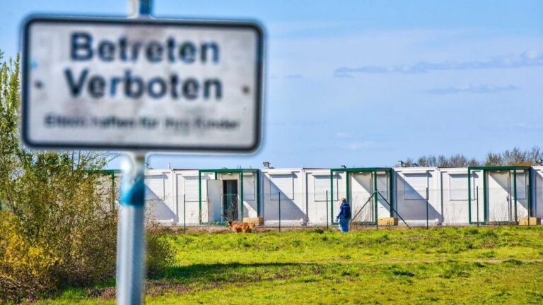 Teren planowanej wioski kontenerowej w Berlinie - materiał delestoile