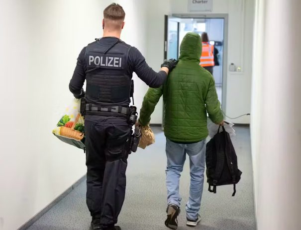 🇩🇪Niemcy: Berlin. Nakaz sądowy utrudnia policji deportacje nielegalnych migrantów
