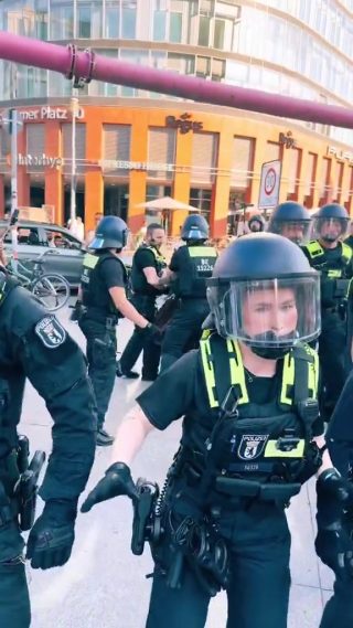 Niemcy: Berlin. Po propalestyńskim marszu 19 zatrzymań, według policji doszło do ataków na policję i uczestników izraelskiej demonstracji