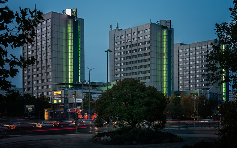 Niemcy: Berlin. Wpis o hotelu East przytacza hasła powitania uchodźców i braku g