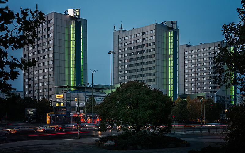 🇩🇪Niemcy: Berlin. Wpis o hotelu East przytacza hasła powitania uchodźców i braku granic