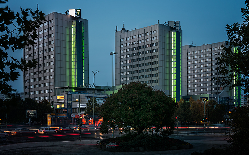 Niemcy: Berlin. Wpis o hotelu East przytacza hasła powitania uchodźców i braku g