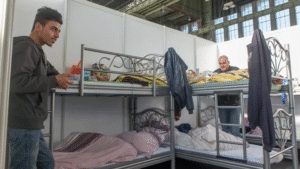 Niemcy: Berlin. Zgony i agresja w przepełnionym ośrodku Tempelhof