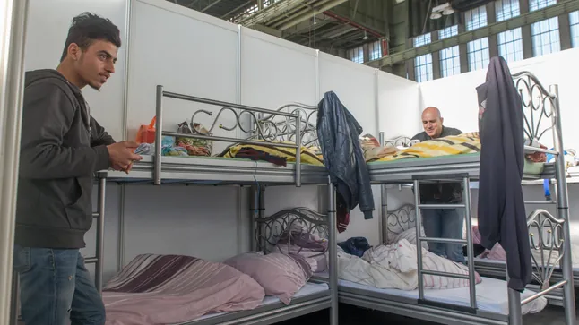 Niemcy: Berlin. Zgony i agresja w przepełnionym ośrodku Tempelhof