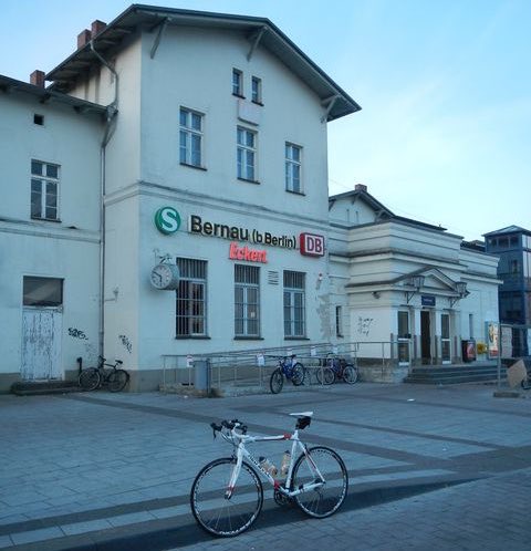 Niemcy: Bernau. 18-letni Niemiec napastował i pobił pasażerkę pociągu