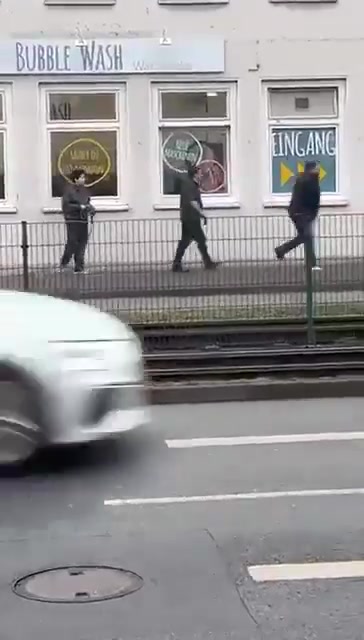 🇩🇪Niemcy: Bielefeld. Strzelanina pod sądem, postrzeleni krewni oskarżonego o zabójstwo boksera