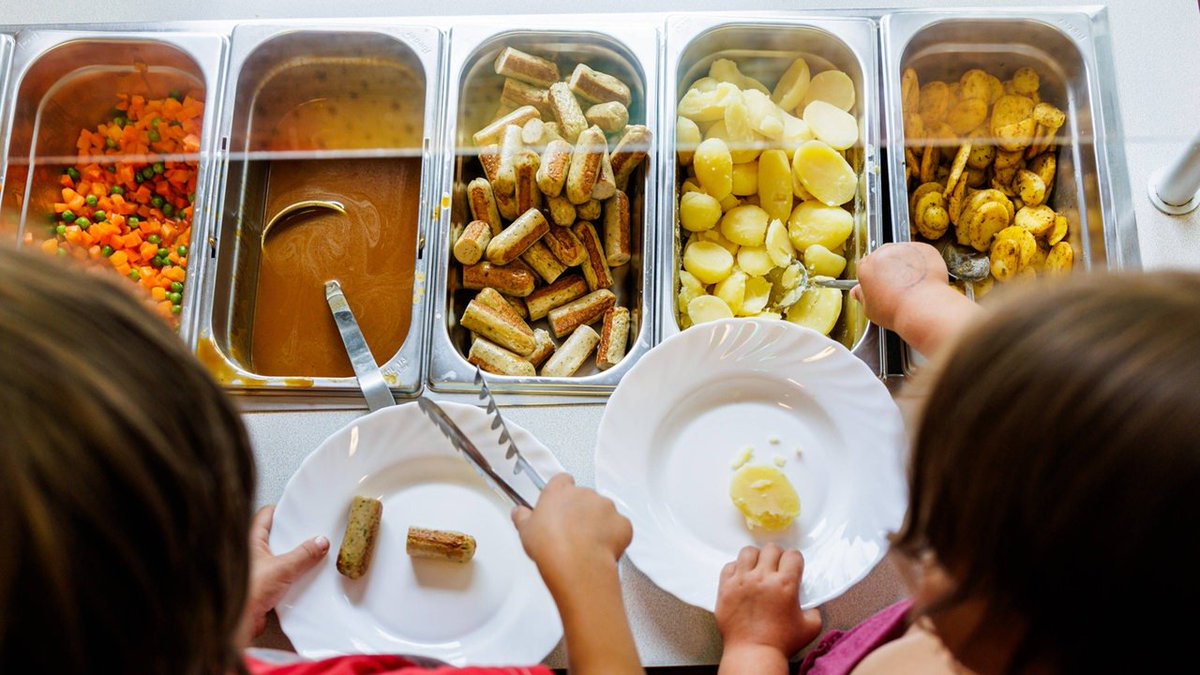 🇩🇪Niemcy: Brema. Kucharka zwolniona za podanie dzieciom nieoznaczonej wieprzowiny