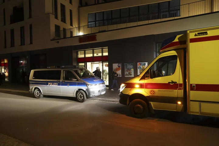 🇩🇪Niemcy: Chemnitz. 26-latek dźgnięty szyjką butelki przez sprawcę arabskiego