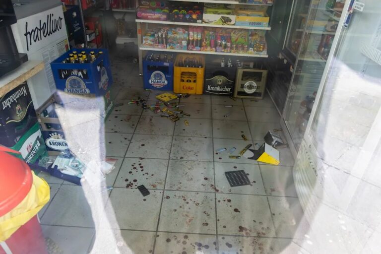 Niemcy: Dortmund. Trzynastolatkowie odrąbali kciuk kioskarzowi maczetą i unikną kary