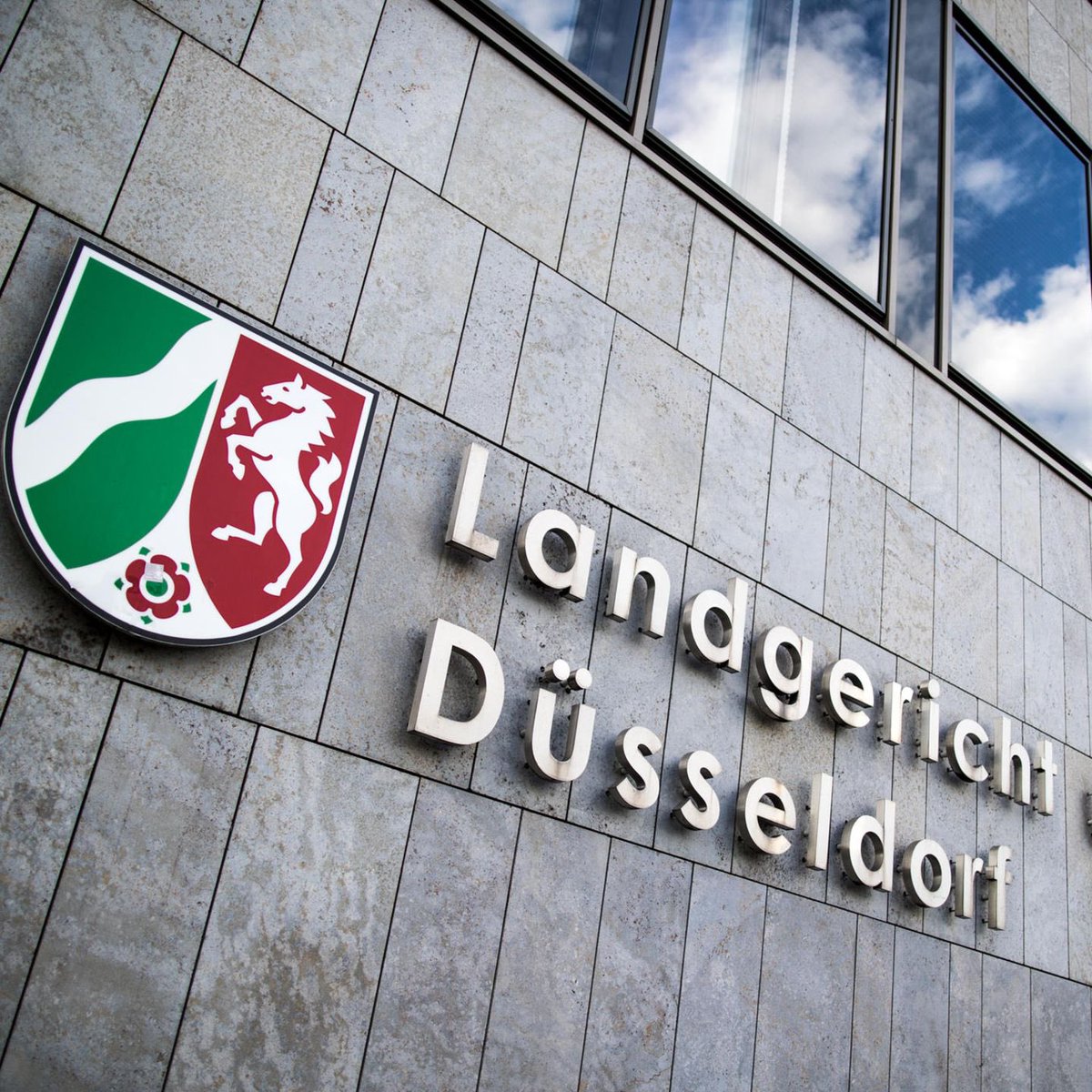 🇩🇪Niemcy: Düsseldorf. Proces grupy oskarżonej o okradanie mieszkań hospitalizowanych seniorów