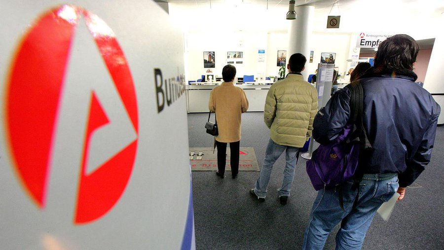 Niemcy. Gangi zwabiają Bułgarów i Rumunów, by przejmować ich Bürgergeld