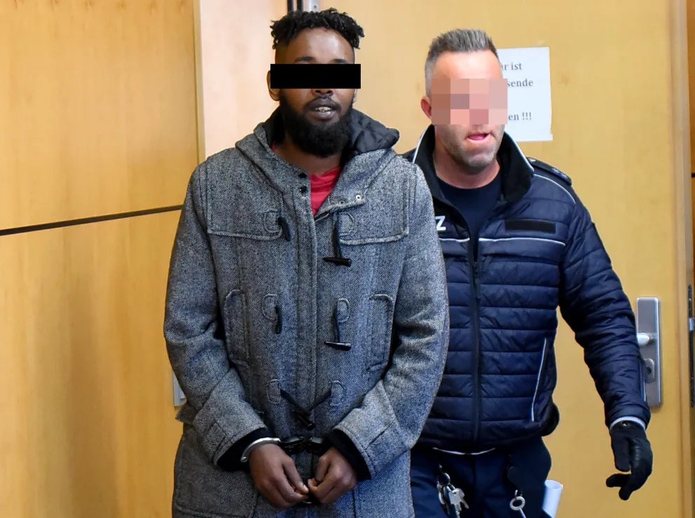 Niemcy: Ginsheim-Gustavsburg. Somalijczyk wdarł się na wesele i molestował śpiące dzieci