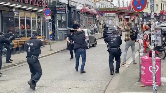 Niemcy: Hamburg. Policja postrzeliła mężczyznę z młotkiem dekarskim i koktajlem