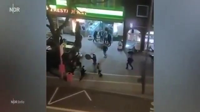 🇩🇪Niemcy: Hamburg. Policja z pistoletami maszynowymi przerwała masową bójkę Czeczenów i Kurdów