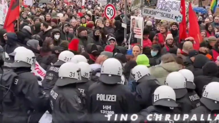 Niemcy: Hamburg. Starcia z policją podczas protestów przeciw wiecowi Tino Chrupalli, użyto armatki wodnej