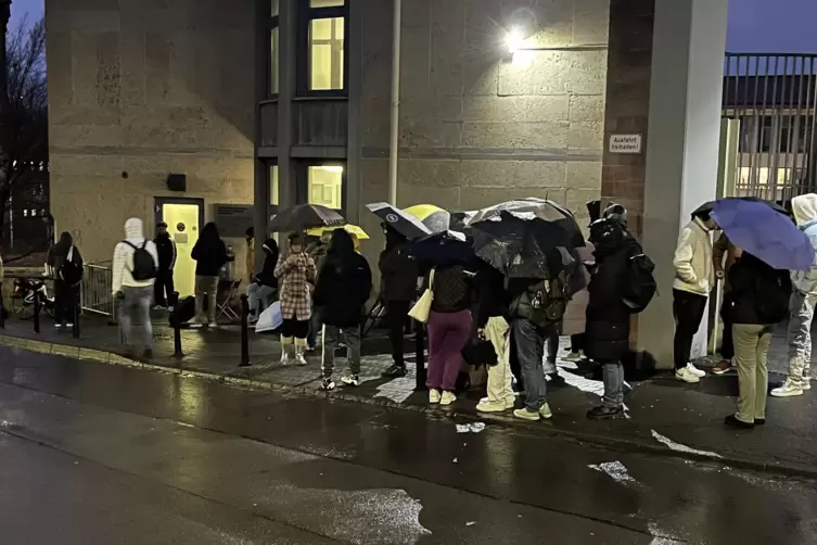 🇩🇪Niemcy: Kaiserslautern. Aktorka i piosenkarka rozdają gorące napoje w kolejce przed urzędem imigracyjnym