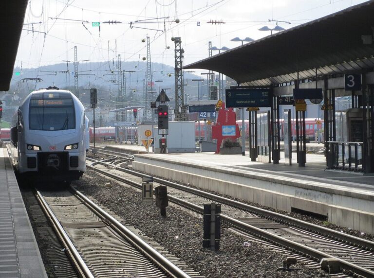 Niemcy: Kaiserslautern. Mężczyzna po uderzeniu wpadł pod pociąg towarowy