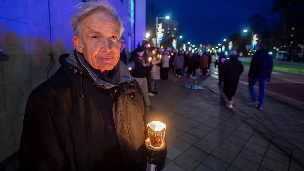 Niemcy: Magdeburg. Tysiące ludzi tworzy łańcuch świateł po zamachu na jarmarku