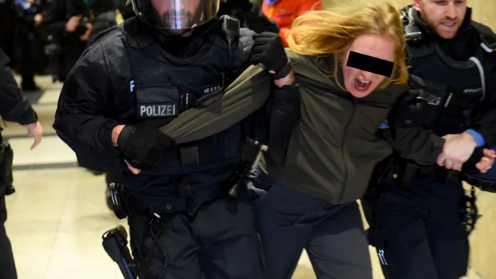 🇩🇪Niemcy: Neu-Isenburg. Ok. 9 tys. osób demonstrowało przeciw wystąpieniu Alice Weidel, starcia z policją